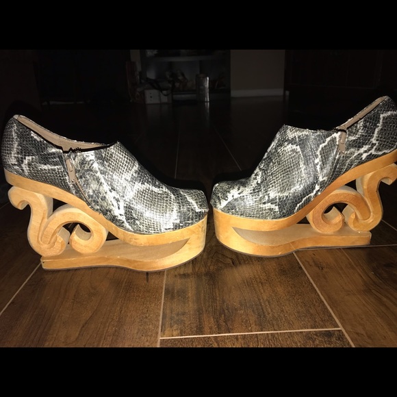 Jeffrey Campbell novelty heels - Picture 1 of 3